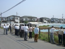 共栄第2地区の視察風景。バスを止めた近くです。