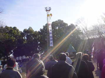 くす玉も飛んでいきそうな強風!