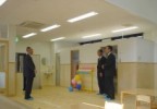 保育ステーションの中、県議と職員の説明をうける。