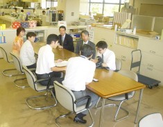 職員から説明を受ける 議員4名と記者