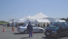 設置に3日かかるというテント