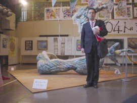 龍のアート展内にて 龍の像とカブッちゃいました。