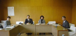 下関市議会委員会室にて