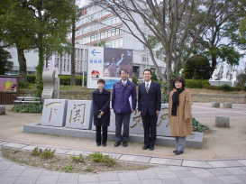 下関市役所前にて